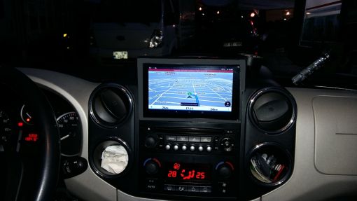  aux olmayan araca aux bağlanır, araca tablet